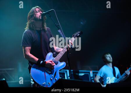 Londra, Regno Unito. 25 febbraio 2011. Il cantante Dave Grohl e il bassista Nate Mendel del della band americana Foo Fighters fanno notizia degli NME Awards Big Gig a Wembley Foto Stock