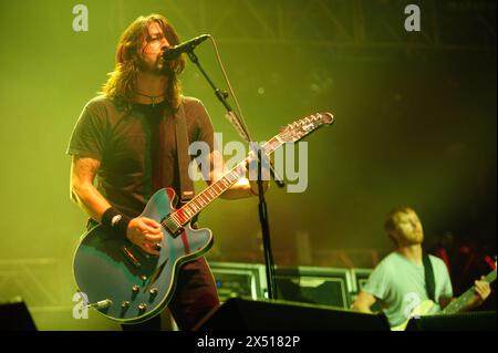 Londra, Regno Unito. 25 febbraio 2011. Il cantante Dave Grohl e il bassista Nate Mendel del della band americana Foo Fighters fanno notizia degli NME Awards Big Gig a Wembley Foto Stock