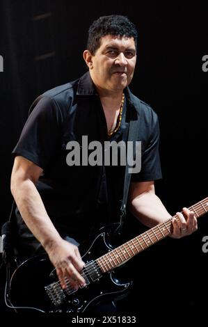 Londra, Regno Unito. 25 febbraio 2011. Il chitarrista Pat Smear (nato Georg Albert Ruthenberg) della rock band americana Foo Fighters titola i NME Awards Big Gig at Wem Foto Stock