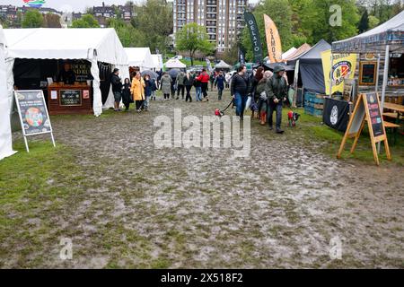 Preston Park, Brighton, City of Brighton & Hove, East Sussex, Regno Unito. Dopo la pioggia torrenziale, il Brighton Foodies Festival 2024 (3° giorno), Preston Park, Brighton si bagna davanti nonostante il potenziale lavaggio. 6 maggio 2024. David Smith Alamy Foto Stock