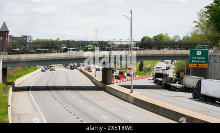 NORWALK, Connecticut, USA- 3 MAGGIO 2024: L'Interstate 95 direzione nord è chiusa vicino all'uscita 15 dopo un incendio avvenuto giovedì mattina Foto Stock