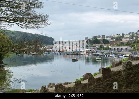 Vista del porto di Salcombe da una prospettiva a livello del mare sul sentiero pubblico che porta a Snapes Point, calmo giorno di primavera con cieli grigi. Foto Stock