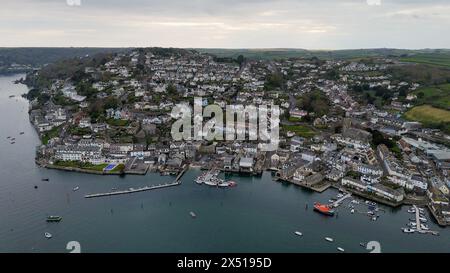 Città di Salcombe presa da un drone che sorvola Snapes Point, scialuppa di salvataggio, chiesa, Whitestrand e città, tutti visibili in un giorno di primavera Foto Stock