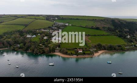 Vista aerea di East Portlemouth presa da Snapes Point, mostrando la sabbia gialla della spiaggia, Ditch End e il villaggio annidato sulla collina Foto Stock