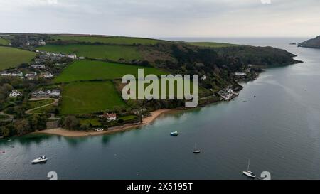Drone, vista aerea, di East Portlemouth preso dalle vicinanze di Snapes Point in una giornata di primavera limpida - vista dall'estuario al mare che mostra Sharp Tor Foto Stock