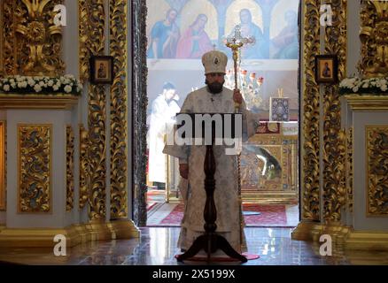 KIEV, UCRAINA - 5 MAGGIO 2024 - Un sacerdote conduce un servizio festivo presso la riserva nazionale di Kiev-Pechersk Lavra sulla Pasqua ortodossa, Kiev, capitale dell'Ucraina. Foto Stock