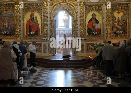 KIEV, UCRAINA - 5 MAGGIO 2024 - Un sacerdote conduce un servizio festivo presso la riserva nazionale di Kiev-Pechersk Lavra sulla Pasqua ortodossa, Kiev, capitale dell'Ucraina. Foto Stock