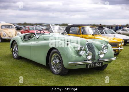 1953 Jaguar XK120, in mostra allo Scramble di aprile, tenutosi presso il Bicester Heritage Centre il 21 aprile 2024. Foto Stock