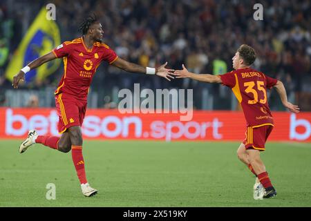 Tammy Abraham e Tommaso Baldanzi della Roma si salutano a vicenda durante la partita di campionato italiano di serie A tra AS Roma e Juventus FC il 5 maggio 2024 allo Stadio Olimpico di Roma - foto Federico Proietti / DPPI Foto Stock