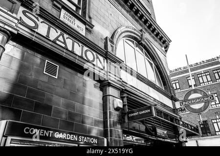 Londra, Regno Unito - 16 aprile 2022: Stazione della metropolitana di Covent Garden su James Street. Studio dettagliato in bianco e nero. Questa stazione si trova sulla Piccadilly Line, Foto Stock