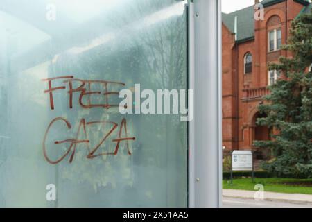 Grafitti Reading Free Gaza su una fermata dell'autobus TTC a Toronto, Canada Foto Stock