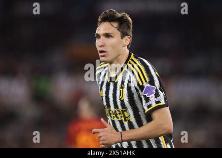 Federico Chiesa della Juventus guarda durante la partita di campionato italiano di serie A tra AS Roma e Juventus FC il 5 maggio 2024 allo Stadio Olimpico di Roma Foto Stock