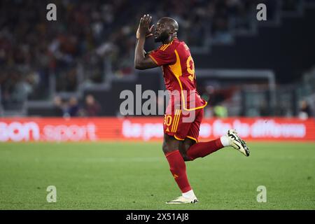 Romelu Lukaku della Roma saluta i suoi tifosi durante la partita di campionato italiano di serie A tra AS Roma e Juventus FC il 5 maggio 2024 allo Stadio Olimpico di Roma Foto Stock