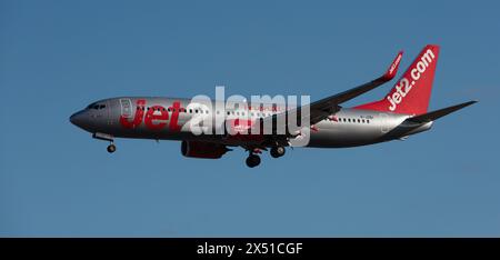 Tenerife, Spagna 2 maggio 2024. Boeing 737-8MG Jet2 Airlines vola nel cielo blu. Atterraggio all'aeroporto di Tenerife Foto Stock