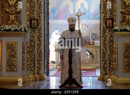 Non esclusiva: KIEV, UCRAINA - 5 MAGGIO 2024 - Un sacerdote svolge un servizio festivo presso la riserva nazionale Kyiv-Pechersk Lavra nella Pasqua ortodossa, Kiev Foto Stock