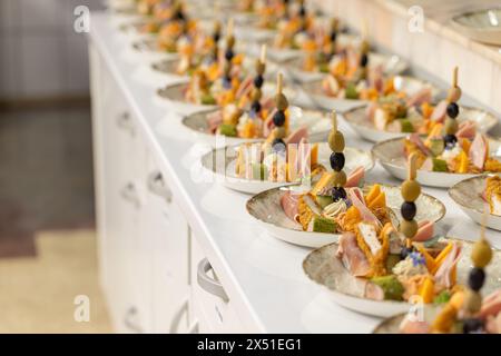 Antipasti eleganti all'evento con catering, pronti per essere serviti Foto Stock
