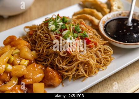 Delizioso piatto di cucina asiatica con spaghetti e gnocchi Foto Stock