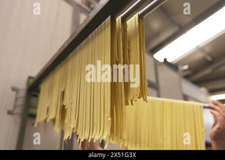 Primo piano di tagliatelle fatte in casa appese all'asciugatura Foto Stock