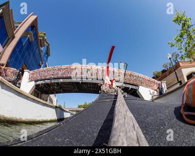 Vista pittoresca dei canali di Aveiro, la Venezia del Portogallo, punto di riferimento turistico Foto Stock