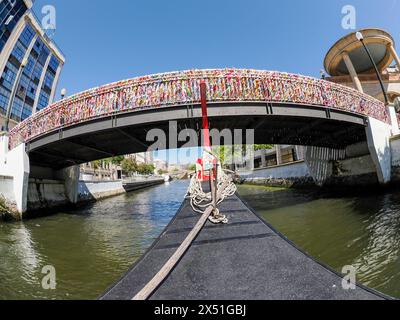 Vista pittoresca dei canali di Aveiro, la Venezia del Portogallo, punto di riferimento turistico Foto Stock