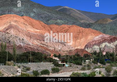 La vista panoramica del famoso Cerro de los siete Colores - la Collina dei sette colori nella città turistica di Purmamarca, provincia di Jujuy (Argentina). Foto Stock