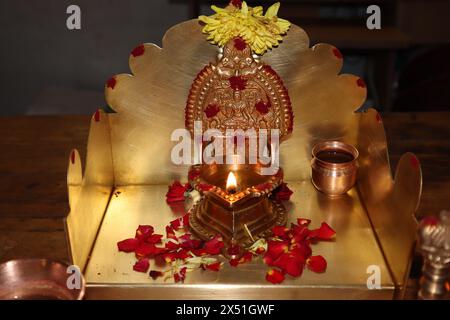 Il palco del matrimonio Tamil. Tradizionale agnello pooja dell'India meridionale (kamatchi vilaku) con sfondo in legno. Foto Stock