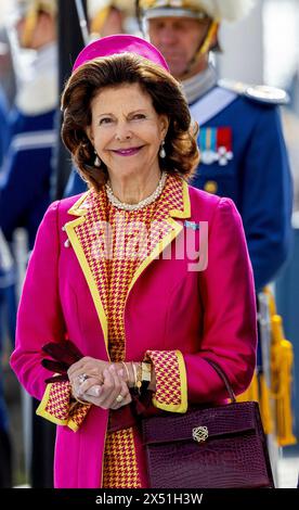 Stoccolma, Schweden. 6 maggio 2024. La regina Silvia di Svezia a Skeppsbron a Stoccolma, il 6 maggio 2024, il 1° di una visita di Stato di 2 giorni dalla Danimarca alla Svezia credito: Albert Nieboer/Netherlands OUT/Point de Vue OUT/dpa/Alamy Live News Foto Stock