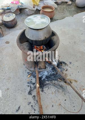 Cucina tradizionale con legna da ardere in forno semplice. Stufa tradizionale per cucinare cibo nel villaggio usando legna da ardere. Foto Stock