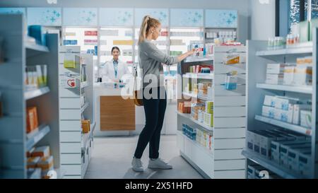 Farmacia farmacia: Beautiful Young Woman sceglie di acquistare Medicina, farmaci, vitamine, ricerche per la scelta migliore. Moderni scaffali Pharma Store con prodotti per la salute e la bellezza Foto Stock