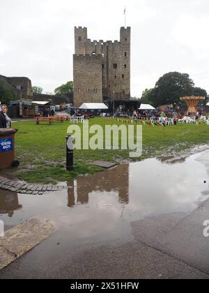 Rochester, Kent, Regno Unito. 6 maggio 2024. Meteo nel Regno Unito: La pioggia ha portato a una significativa riduzione dell'affluenza per l'odierno Rochester Sweeps Festival nel Kent. Crediti: James Bell/Alamy Live News Foto Stock