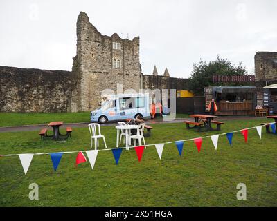 Rochester, Kent, Regno Unito. 6 maggio 2024. Meteo nel Regno Unito: La pioggia ha portato a una significativa riduzione dell'affluenza per l'odierno Rochester Sweeps Festival nel Kent. Crediti: James Bell/Alamy Live News Foto Stock