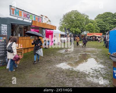 Rochester, Kent, Regno Unito. 6 maggio 2024. Meteo nel Regno Unito: La pioggia ha portato a una significativa riduzione dell'affluenza per l'odierno Rochester Sweeps Festival nel Kent. Crediti: James Bell/Alamy Live News Foto Stock