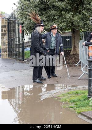 Rochester, Kent, Regno Unito. 6 maggio 2024. Meteo nel Regno Unito: La pioggia ha portato a una significativa riduzione dell'affluenza per l'odierno Rochester Sweeps Festival nel Kent. Crediti: James Bell/Alamy Live News Foto Stock