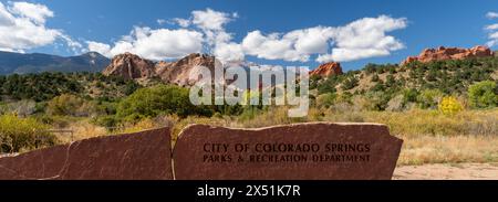 Vista panoramica del Garden of the Gods Park con l'insegna "City of Colorado Springs Parks and Recreation Department" in primo piano Foto Stock