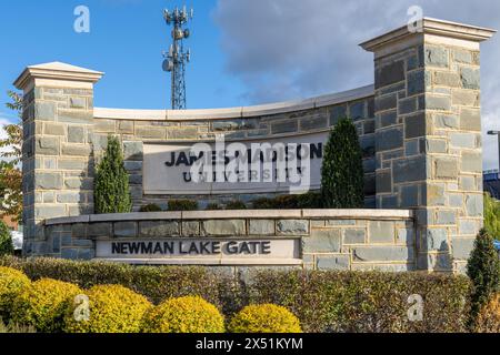 Harrisonburg, Virginia - 21 ottobre 2023: Cartello della James Madison University Newman Lake Gate. Foto Stock