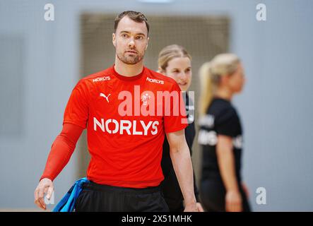 Copenaghen, Danimarca. 6 maggio 2024. Casper U. Mortensen durante l'allenamento con gli uomini di pallamano a Broendby, lunedì 6 maggio 2024. (Foto: Liselotte Sabroe/Ritzau Scanpix) credito: Ritzau/Alamy Live News Foto Stock