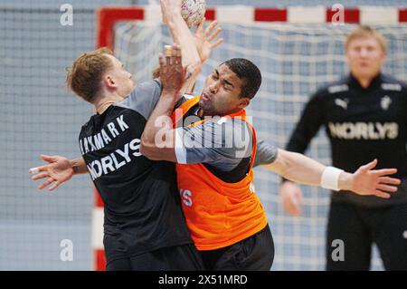 Copenaghen, Danimarca. 6 maggio 2024. Mads Mensah e Simon Pytlick durante l'allenamento con gli uomini Handball a Broendby, lunedì 6 maggio 2024. (Foto: Liselotte Sabroe/Ritzau Scanpix) credito: Ritzau/Alamy Live News Foto Stock