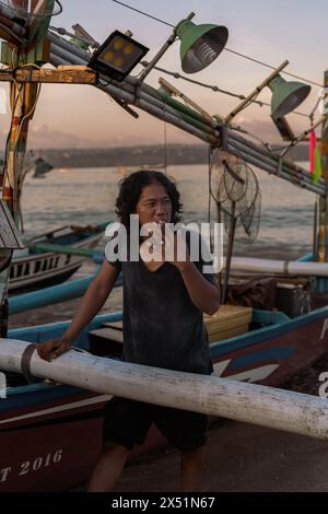 Il pescatore vicino al peschereccio è tornato dal mare Foto Stock