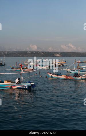 Barche da pesca all'alba, Bali. Foto Stock