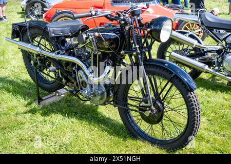 Earsham, Norfolk, Regno Unito – 5 maggio 2024. Moto Sunbeam d'epoca in esposizione al pubblico durante una mostra di veicoli Foto Stock