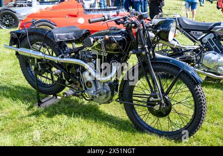 Earsham, Norfolk, Regno Unito – 5 maggio 2024. Moto Sunbeam d'epoca in esposizione al pubblico durante una mostra di veicoli Foto Stock