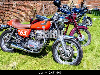 Earsham, Norfolk, Regno Unito – 5 maggio 2024. Motociclette classiche in fila per essere esposte al pubblico in una mostra di auto locale Foto Stock