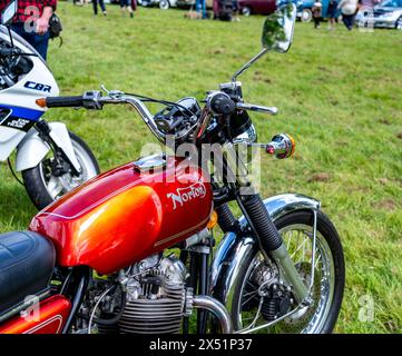 Earsham, Norfolk, Regno Unito – 5 maggio 2024. Moto Norton Commando d'epoca in mostra al pubblico in occasione di un incontro motociclistico classico Foto Stock