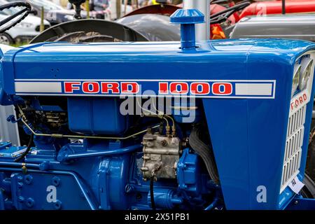 Earsham, Norfolk, Regno Unito – 5 maggio 2024. Trattore Ford 1000 d'epoca esposto al pubblico in occasione di una fiera agricola Foto Stock