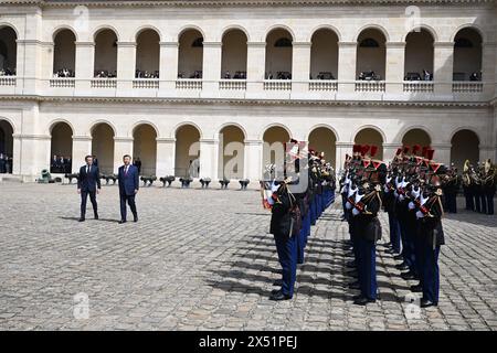 Parigi, Francia. 6 maggio 2024. Il presidente francese Emmanuel Macron e il presidente della Repubblica popolare cinese Xi Jinping ispezionano le truppe durante una cerimonia a Hôtel des Invalides durante la visita di Stato del presidente cinese in Francia il 6 maggio 2024 a Parigi, Francia crediti: Abaca Press/Alamy Live News Foto Stock