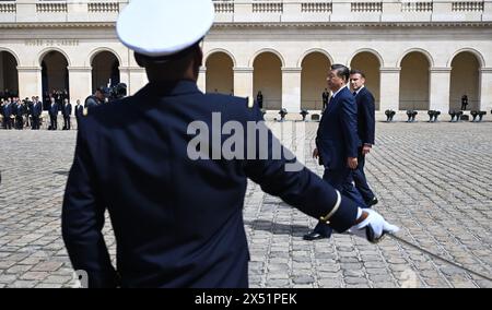Parigi, Francia. 6 maggio 2024. Il presidente francese Emmanuel Macron e il presidente della Repubblica popolare cinese Xi Jinping ispezionano le truppe durante una cerimonia a Hôtel des Invalides durante la visita di Stato del presidente cinese in Francia il 6 maggio 2024 a Parigi, Francia crediti: Abaca Press/Alamy Live News Foto Stock