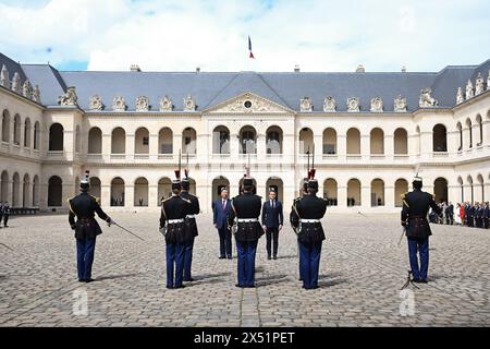 Parigi, Francia. 6 maggio 2024. Il presidente francese Emmanuel Macron e il presidente della Repubblica popolare cinese Xi Jinping ispezionano le truppe durante una cerimonia a Hôtel des Invalides durante la visita di Stato del presidente cinese in Francia il 6 maggio 2024 a Parigi, Francia crediti: Abaca Press/Alamy Live News Foto Stock