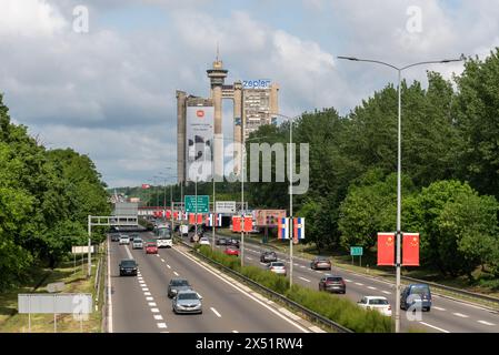 Porta ovest o torre a Belgrado, con bandiere cinesi che fiancheggiano la strada, pronti per la visita dei dignitari. Aprile 2024 Foto Stock