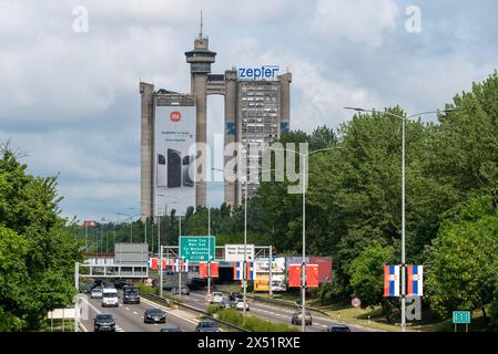 Porta ovest o torre a Belgrado, con bandiere cinesi che fiancheggiano la strada, pronti per la visita dei dignitari. Aprile 2024 Foto Stock