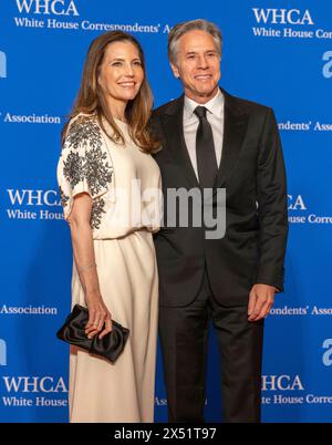 Washington, DC. 27 aprile 2024. Il Segretario di Stato degli Stati Uniti Antony Blinken e sua moglie, il Segretario di Gabinetto della Casa Bianca Evan Ryan, arrivano per la cena 2024 della White House Correspondents Association presso il Washington Hilton Hotel sabato 27 aprile 2024 a Washington, DC. Crediti: Ron Sachs/CNP/dpa/Alamy Live News Foto Stock